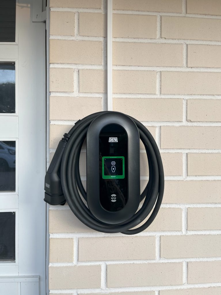 Defa sähköauton latausasema asennettuna omakotitalon seinään – turvallinen ja siisti asennus Luz Electric Oy
